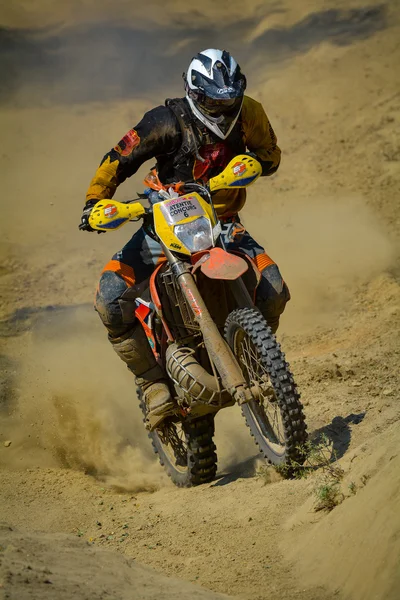 Sibiu, Roemenië - 18 juli: Een concurrent in de Red Bull Romaniacs harde Enduro Rally met een Ktm motorfiets. De moeilijkste enduro rally in de wereld. 18 juli 2015 in Sibiu, Roemenië. — Stockfoto