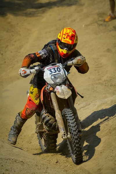 Sibiu, Románia - július 18: Robin Scarry egy csapat vázlatos motorral a Red Bull Romaniacs kemény Enduro Rally versenyző. A legnehezebb enduro rally a világ. Július 18., 2015-ben Sibiu, Románia. — Stock Fotó