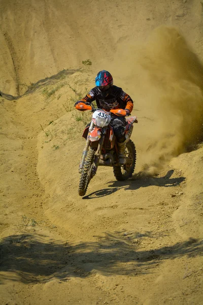 Sibiu, Romanya - 18 Temmuz: Joseph Till Red Bull Romaniacs zor Enduro Rallisi içinde Madscrap Motosiklet ile rekabet. Dünyanın en zor enduro Rallisi. 18 Temmuz 2015 Sibiu, Romanya. — Stok fotoğraf