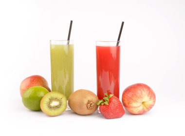 Beyaz üzerine taze meyve suları