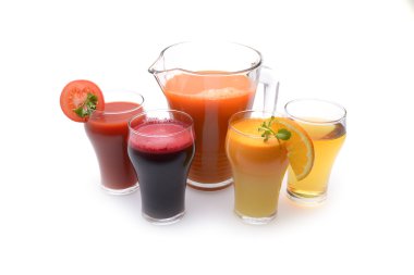 Taze meyve ve sebze suları beyaz arka plan üzerinde