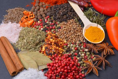 farklı baharat ve bitkilerle kompozisyon