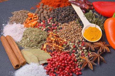 farklı baharat ve bitkilerle kompozisyon