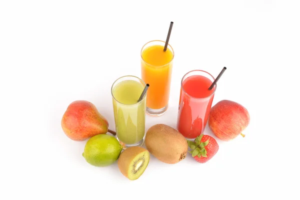 Jugos de frutas frescas sobre blanco — Foto de Stock