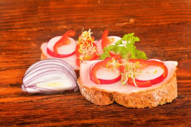 Jambonlu ve sebzeli sandviç