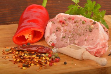 Çiğ domuz eti ve baharat