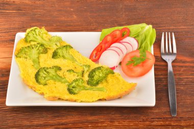 Tabakta sebze ile lezzetli omelett