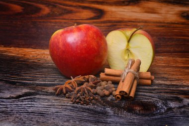 Elma tarçın tahta üzerinde ile