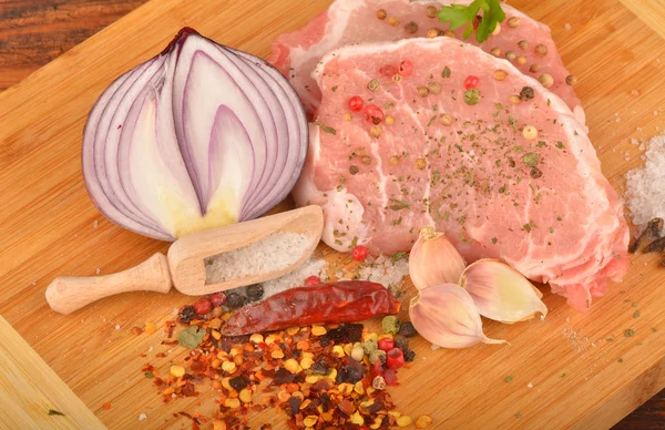 Çiğ domuz eti ve baharat