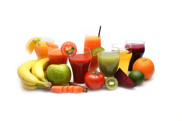 Свежие фруктовые и овощные соки на белом фоне — стоковое фото