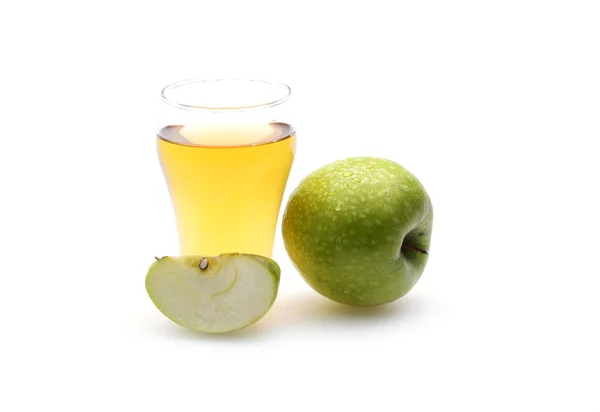 Jus de pomme en verre sur fond blanc — Photo