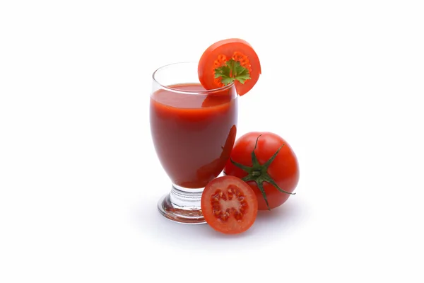 Frischer Tomatensaft auf weißem Hintergrund — Stockfoto