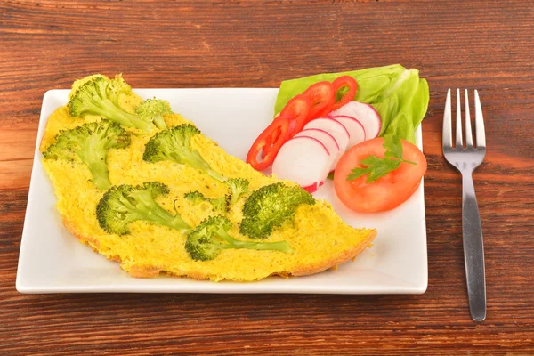 Tabakta sebze ile lezzetli omelett