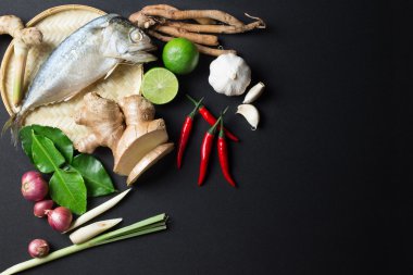 Tom Yum baharatlı çorba, haşlanmış uskumru balığı geleneksel Tay gıda madde