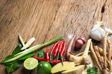 Tom Yum baharatlı çorba ahşap arka plan üzerinde geleneksel Tay gıda mutfağı ot madde