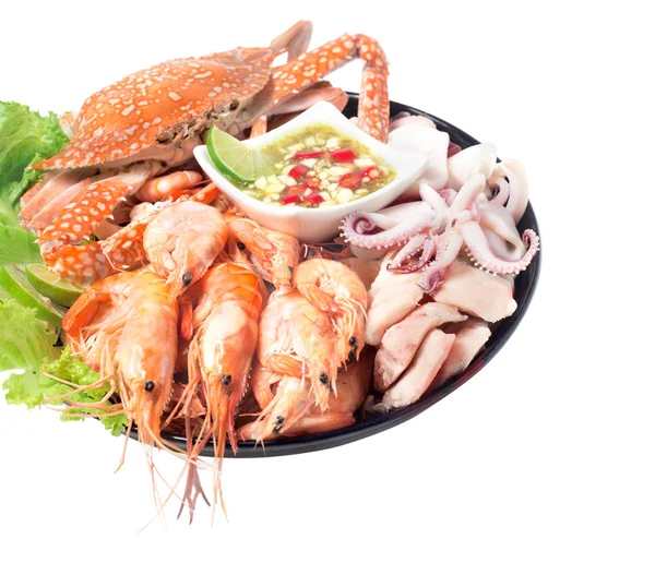 Mariscos mezclados con salsa picante comida tailandesa tradicional aislado en blanco — Foto de Stock