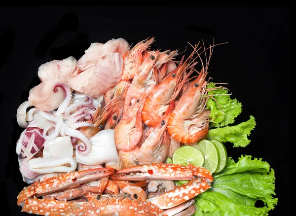 Frutos do mar comida tailandesa mista tradicional isolado em preto — Fotografia de Stock