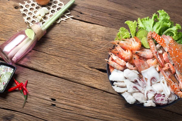 Mariscos comida tailandesa mixta tradicional sobre fondo de madera ingrediente — Foto de Stock