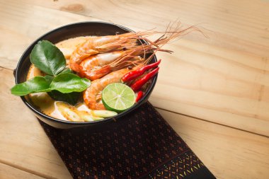 Tay gıda Tom Yum Goong baharatlı çorba geleneksel Tay gıda Thaila mutfağında