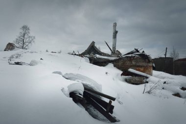 Eski bir binanın kalıntılarının üzerinde kara bulutlar, dış detaylar, yakın sütunlar olan dramatik gökyüzü. Geleneksel Sovyet mimarisi, geçmiş, tarih. Rusya 'da ekonomik düşüş. Kış şehri