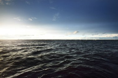 Günbatımında bir yelkenliden Kuzey Denizi manzarası. Çarpıcı fırtınalı gökyüzü, kara bulutların arasından güneş ışınları. Destansı deniz manzarası. Kışın şiddetli kasırga. Norveç. Görüntü, iklim değişikliği, ekoloji