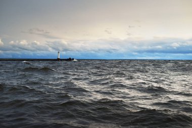 Günbatımında bir yelkenliden Kuzey Denizi manzarası. Çarpıcı fırtınalı gökyüzü, kara bulutların arasından güneş ışınları. Destansı deniz manzarası. Kışın şiddetli kasırga. Norveç