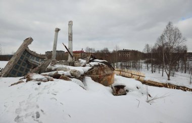 Eski bir binanın kalıntılarının üzerinde kara bulutlar, dış detaylar, yakın sütunlar olan dramatik gökyüzü. Geleneksel Sovyet mimarisi, geçmiş, tarih. Rusya 'da ekonomik düşüş. Kış şehri