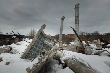 Eski bir binanın kalıntılarının üzerinde kara bulutlar, dış detaylar, yakın sütunlar olan dramatik gökyüzü. Geleneksel Sovyet mimarisi, geçmiş, tarih. Rusya 'da ekonomik düşüş. Kış şehri