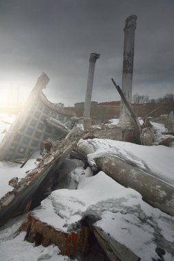 Eski bir binanın kalıntılarının üzerinde kara bulutlar, dış detaylar, yakın sütunlar olan dramatik gökyüzü. Geleneksel Sovyet mimarisi, geçmiş, tarih. Rusya 'da ekonomik düşüş. Kış şehri
