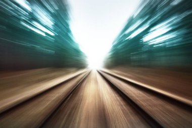 Yoğun bir sabah sisinde, yeşil ormanın içinden geçen eski bir demiryolu. Soyut sanat, hareket bulanıklığı, bulanıklık etkisi. Boşluk, yalnızlık, korku kavramları.