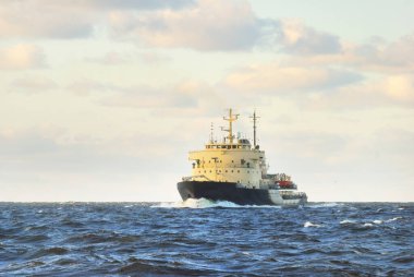 Sovyet buzkıranı dramatik günbatımı bulutları altında açık denizde. Yük taşımacılığı, küresel iletişim ve güvenlik, yakıt ve güç üretimi, sanayi, lojistik, araştırma, keşif