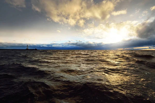 Pohled Severní Moře Plachetnice Při Západu Slunce Dramatická Bouřková Obloha — Stock fotografie
