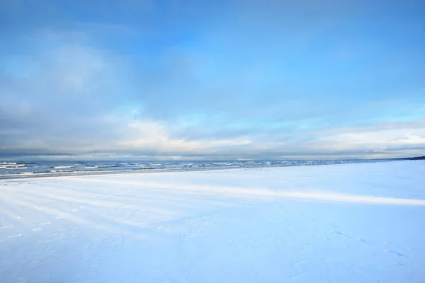 Utsikt Över Den Snötäckta Östersjökusten Vid Solnedgången Barrskog Bakgrunden Förbluffande — Stockfoto