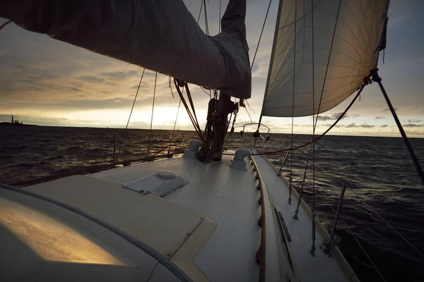 Yacht Seglar Ett Öppet Hav Vinterdag Vid Solnedgången Närbild Från — Stockfoto