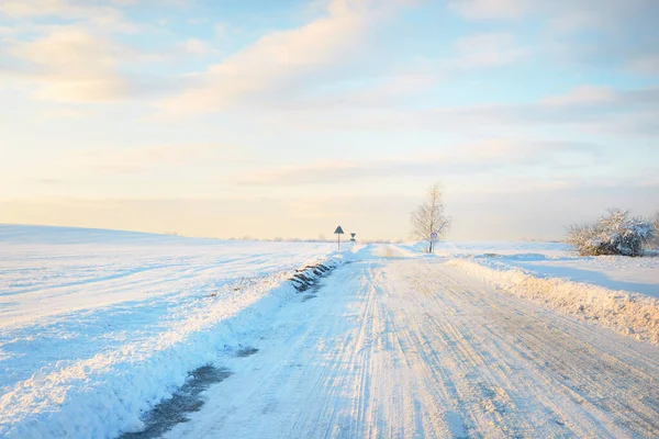 Country Road Snow Covered Field Blizzard Sunset Clear Sky Golden — Stock Photo, Image