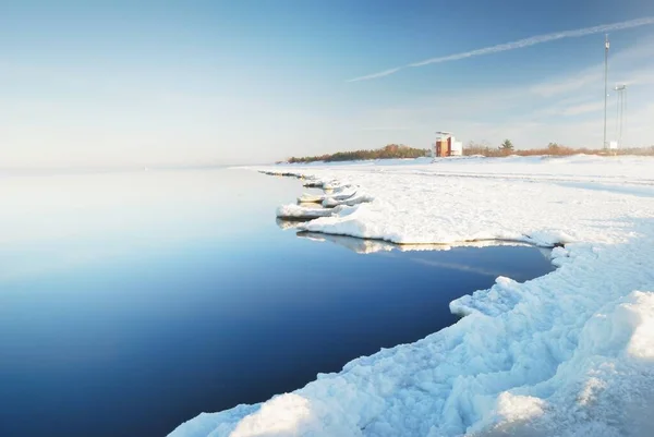 Stazione Meteorologica Sulla Riva Del Mare Ghiacciato Una Giornata Limpida — Foto Stock