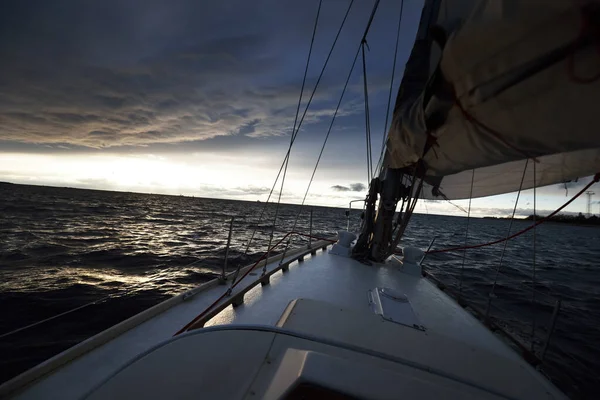 游艇在开阔的海面上航行 从甲板到船头 桅杆和船帆的近景 戏剧化的暴风雨天 史诗般的海景挪威北海 — 图库照片