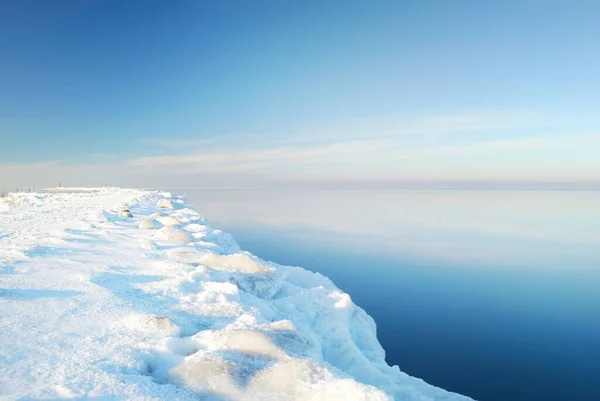 寒冷的波罗的海海岸在晴朗的日子里 雪地质感紧密相连 蓝天美丽的冬季风景 概念形象 气候变化 全球变暖 — 图库照片