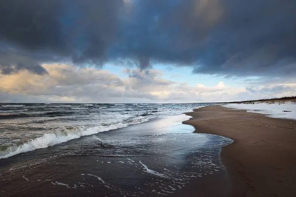 Widok Pokrytego Śniegiem Brzegu Morza Bałtyckiego Zachodzie Słońca Zatoka Ryska — Zdjęcie stockowe