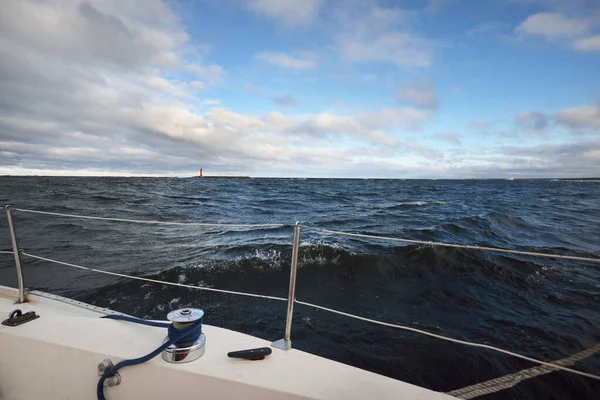 Iate Branco Correndo Pelas Ondas Mar Norte Noruega Uma Vista — Fotografia de Stock