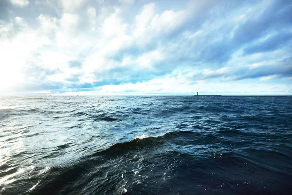 Вид Північне Море Вітрильника Заході Сонця Драматичне Штормове Небо Сонячні — стокове фото