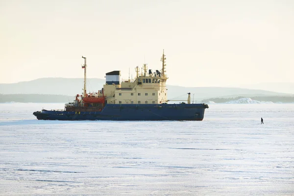 Muž Stojící Před Ledoborcem Zmrzlé Jezero Při Západu Slunce Koncept — Stock fotografie