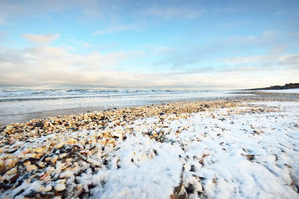 雪に覆われたバルト海の海岸からの眺め ラトビアのリガ湾 カラフルな劇的な雲の風景 ひどい天気 水が飛び散った 冬の観光 地球温暖化 — ストック写真