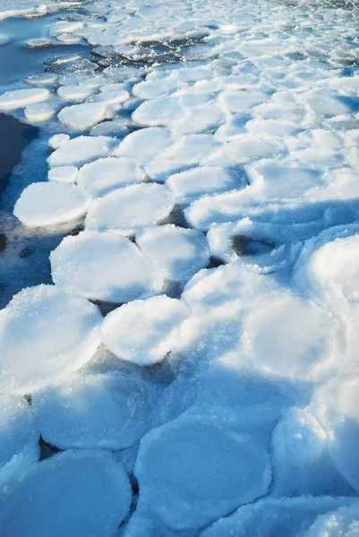 晴れた日に凍結した海の岸に氷の圧力尾根 テクスチャを閉じるまで 絵のように美しい冬の風景 コンセプトイメージ 気候変動 地球温暖化 — ストック写真
