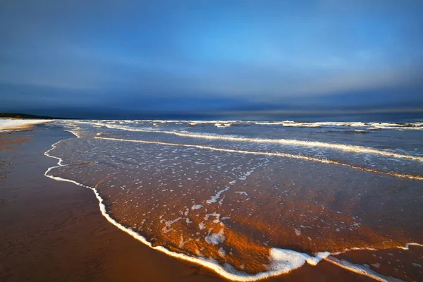 무렵에는 발트해의 눈덮인 해변에서 바라본 풍경이 펼쳐진다 라트비아의 리가만 스러운 — 스톡 사진