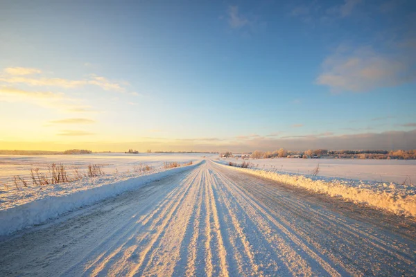 Route Campagne Travers Champ Enneigé Après Blizzard Coucher Soleil Ciel — Photo