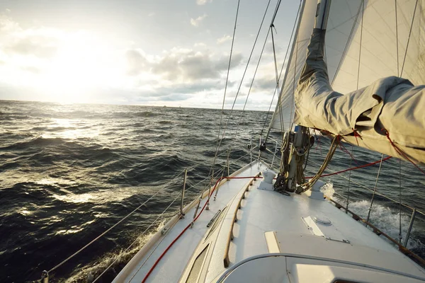 Yacht Berlayar Laut Terbuka Saat Matahari Terbenam Pandangan Close Dari — Stok Foto