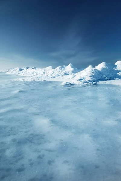 冰压山脊上冰封的海滨上清澈的冬日 质感紧密 美丽的冬季风景 概念形象 气候变化 全球变暖 — 图库照片