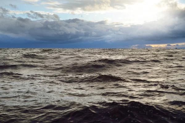 Uitzicht Noordzee Vanaf Een Zeilboot Bij Zonsondergang Dramatische Stormachtige Hemel — Stockfoto