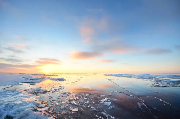 日没時の凍結したサイマ湖の雪に覆われた海岸のパノラマビュー 氷の断片を閉じると 背景の森 カラフルな雲の風景 水の対称性の反射 フィンランド — ストック写真